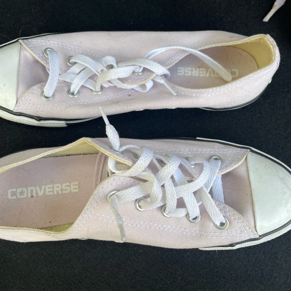 Lavender Converse woman size 7 in like new condition